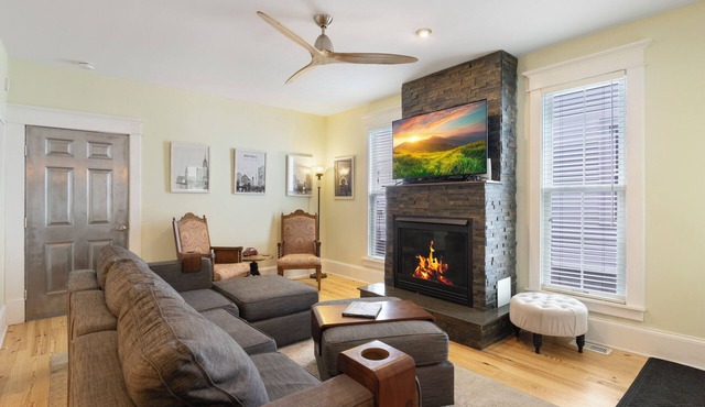 Luxury 2 Bedroom 1.5 Bath Town Home/Walk to Elmwood/Garage/EV Charger/AC