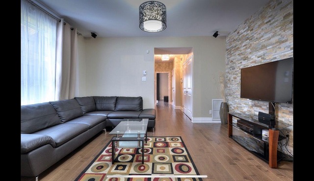 Luxury 2 bedroom, 2 bath condo , 2 balconies, hi speed WIFI with FREE parking