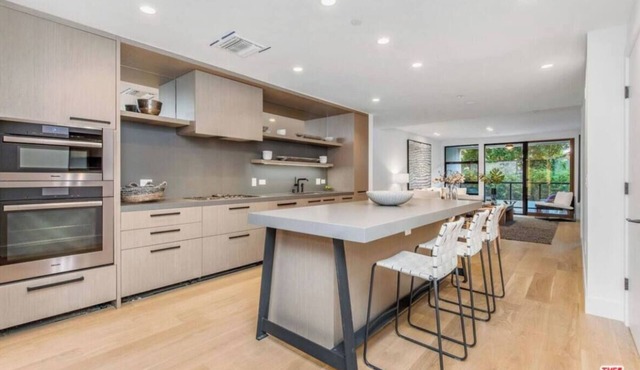 Luxury 2-Bedroom, 2-Bathroom Condo on the Wilshire Corridor