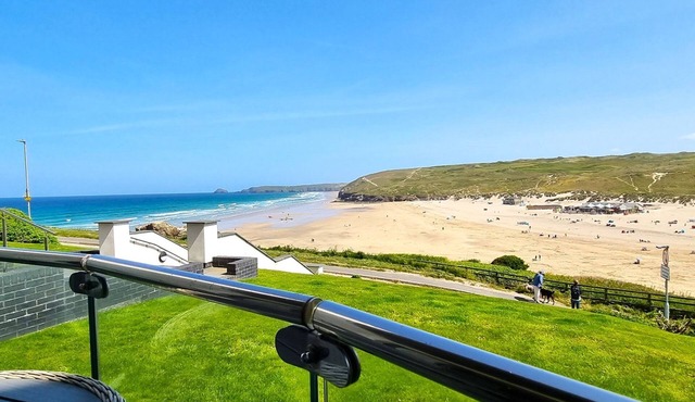 Luxury, 2 bedroom apartment with stunning sea views!