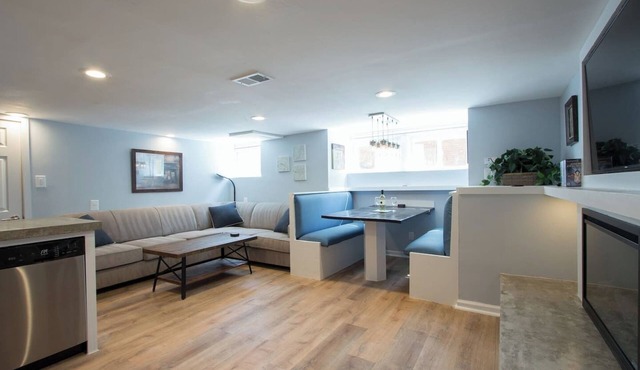 Luxury 2 bedroom apartment w/free parking