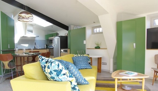 Luxury 2 bedroom apartment with terrace and private parking (Caudéran)