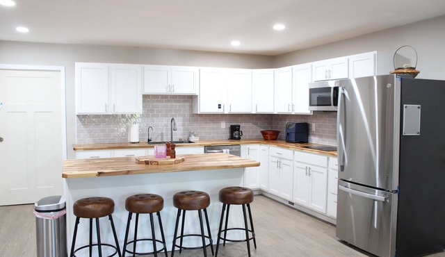 Luxury 2-bedroom apartment in excellent Manlius with WiFi, AC