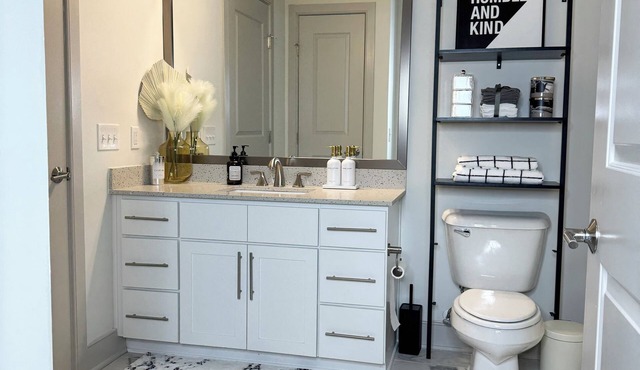 Luxury 2-bedroom apartment Close to Downtown Raleigh with Resort Amenities
