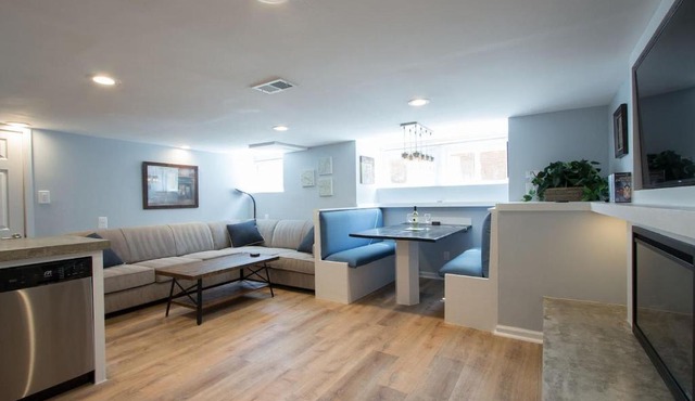 Luxury 2 bedroom apartment w/free parking