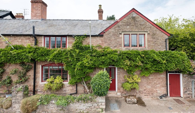 Luxury 2 bedroom cottage overlooking the River Wye