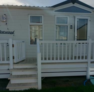 Luxury 2 bedroom caravan with large decking close to beach Free WiFi
