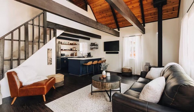 Luxury 2-bedroom Chalet with AC & Fire Pit Near Slopes!