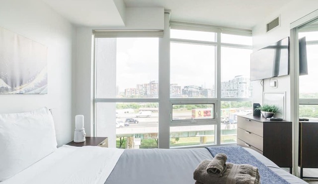 Luxury 2 Bedroom Condo W/ Parking, Budweiser arena