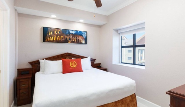 LUXURY 2 Bedroom Condo at Highrise Resort Walking distance to UNIVERSAL