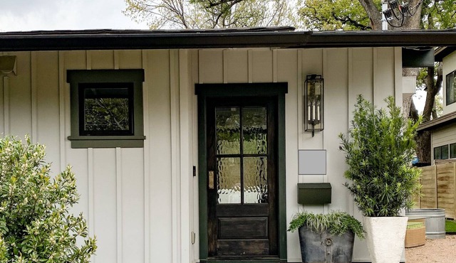 Luxury 2-bedroom Designer Home in Deep Eddy, minutes to Downtown & Lady Lake