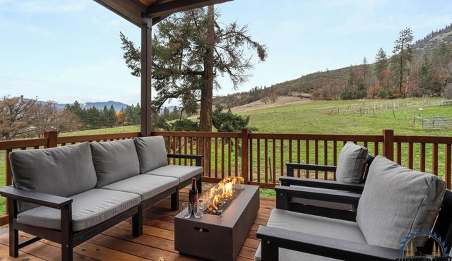 Luxury 2- Bedroom Farmhouse at Private Ranch By Vineyards & Lake