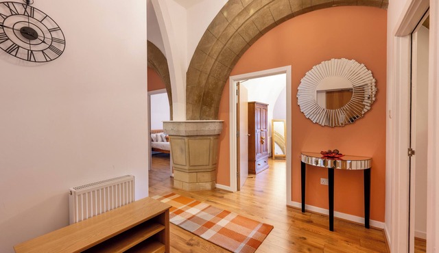 Luxury 2 Bedroom Self Catering Apartment in Historic Abbey On Loch Ness AC25