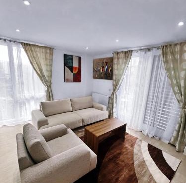 Luxury 2-Bedroom London Apartment, Near Liverpool Street, Balcony, Free Parking