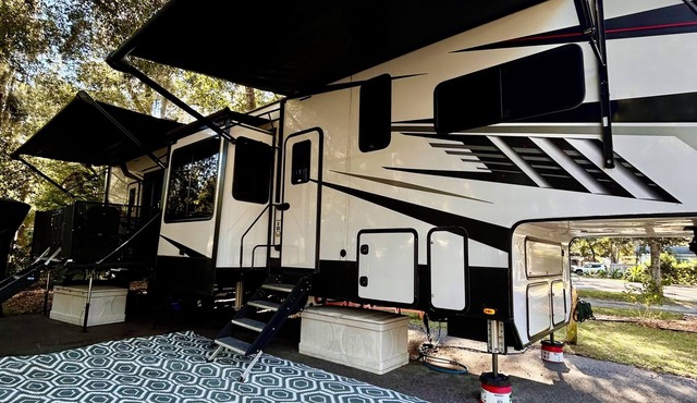 Luxury 2-bedroom recreational vehicle in tranquil Salt Springs, Fl. with AC