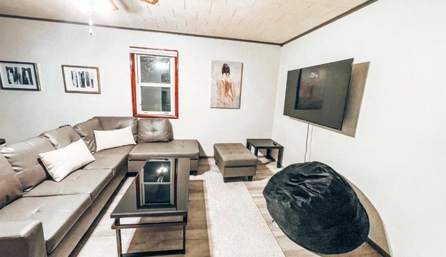 Luxury 2 Bedroom Spacious House with Huge Backyard