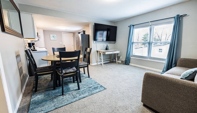Luxury 2-bedroom house- 10min to Downtown, 5min to shops in safe Overland Park