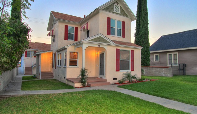 Luxury 2-BR/2-Bath Apt. In Uptown Whittier, Nearby Disneyland, Knotts Berry Farm