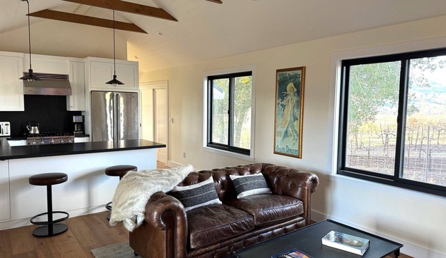 Luxury 2-br cottage on 30-acre vineyard property in enchanting Healdsburg