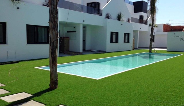 LUXURY 2 BED PENTHOUSE APARTMENT, PRIME LOCATION, ONLY 700 METRES FROM THE BEACH