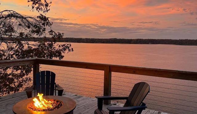Luxury 2 Kings + 2 Queens, Lakefront Stay Near RTJ Golf Course and Game Room