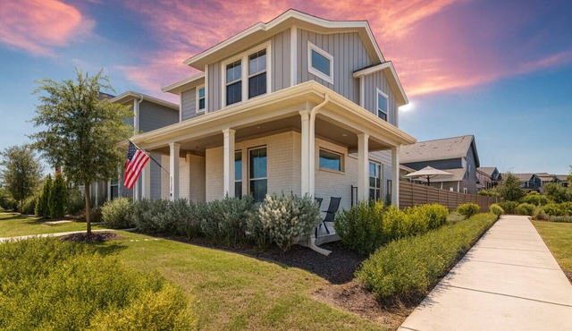 Luxury 2-Story Condo Hot Tub Gym Pool Airport