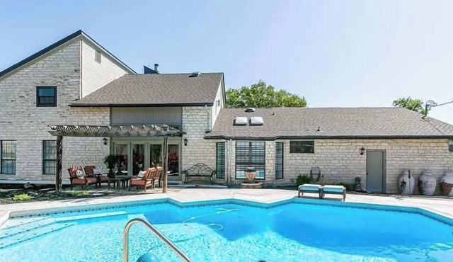 Luxury 2-Story Home with Pool, Hot Tub & Private Master Suite Near Belton Lake