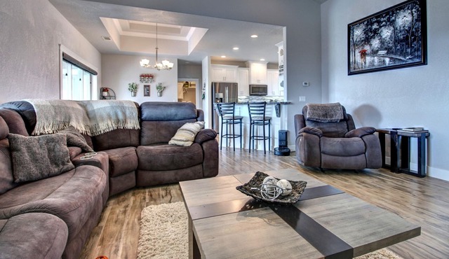 Luxury 2200sqft Home Commercial Gym, Pool & HotTub