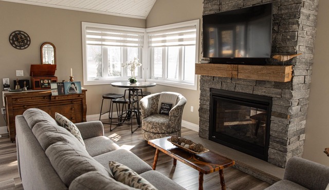 Luxury 225-acre farm stay in wine country. Fireplace, hot tub & pet friendly.