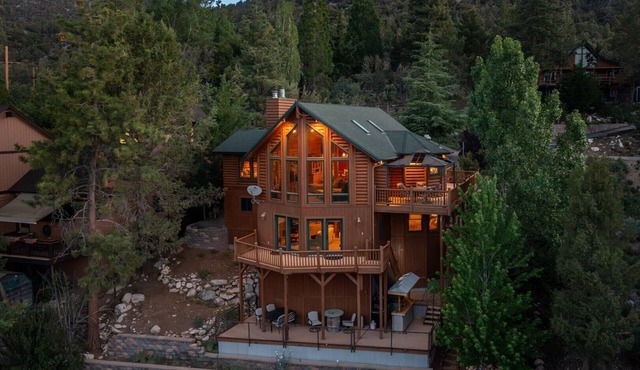 Luxury 2400 sqft Log Cabin! Panoramic views, game room, tiki bar, & Pets!