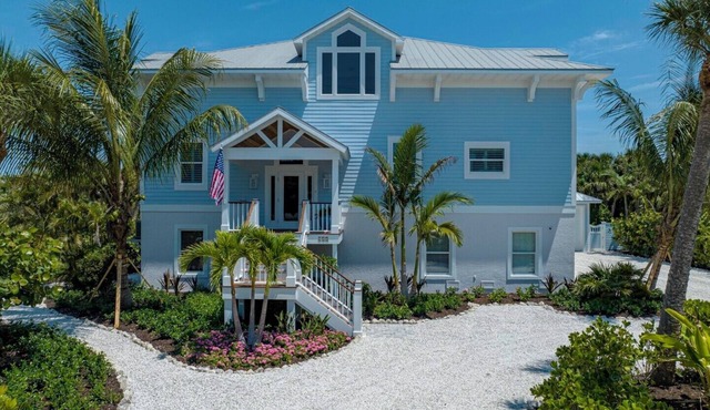 Luxury - 255 Wheeler - 6 bedrooms - sleeps 12 - Pool - 2 block from the Beach!