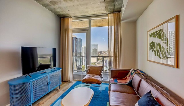 Luxury 28th Flr Luxe Condo, Balcony Views, Dog-Friendly