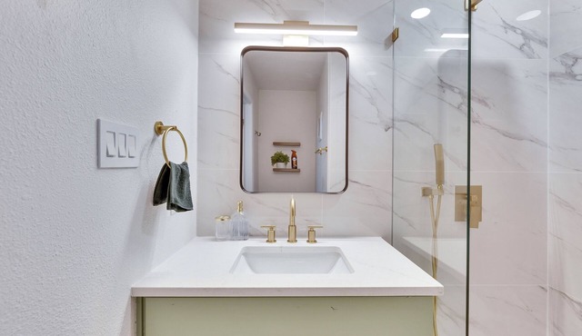 Luxury 2BD/2.5BA Near The Domain with POOL
