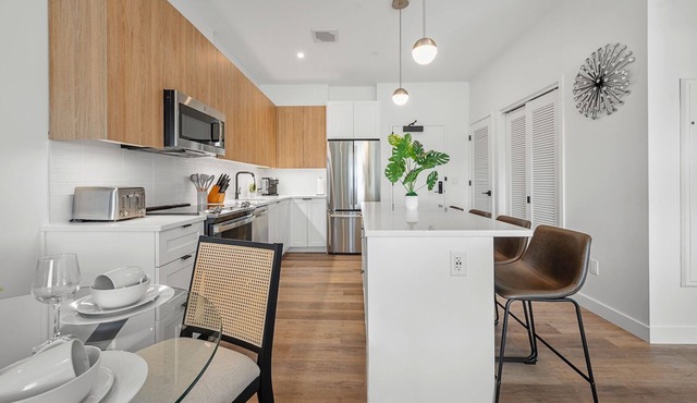 Luxury 2bd/2ba Next to the Airport 1619