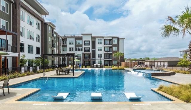 Luxury 2BD/2BA Next to Airport 9930