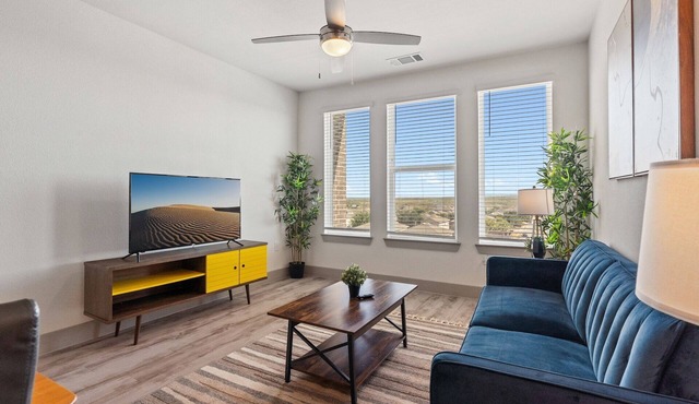 Luxury 2BD/2BA Next to Airport 8478