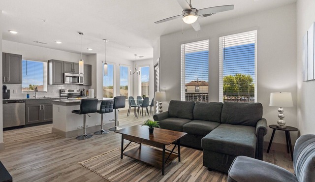 Luxury 2BD/2BA Next to Airport 8849