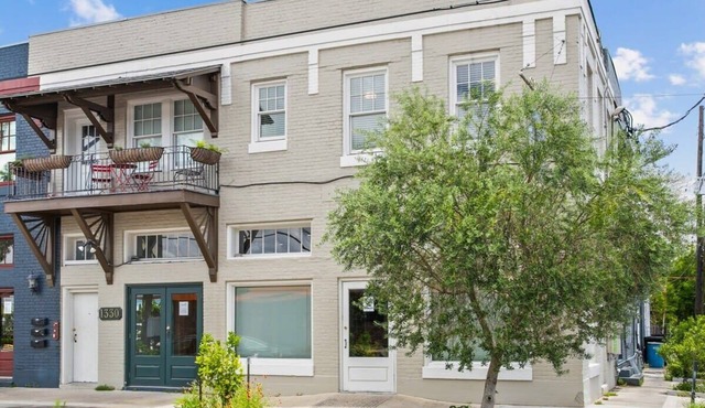 Luxury 2BD Apt | 1 Block off St. Charles
