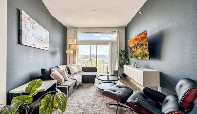 Luxury 2BD | Deep Ellum | Free Parking | Pool+Gym