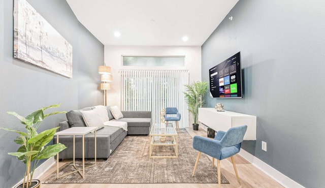 Luxury 2BD | Deep Ellum | Free Parking | Pool+Gym