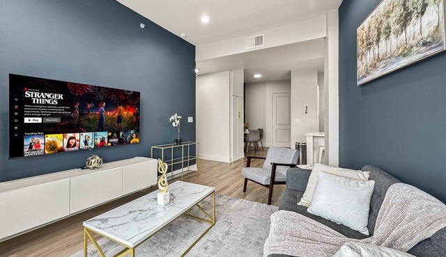 Luxury 2BD | Deep Ellum | Free Parking | Pool+Gym