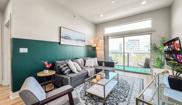 Luxury 2BD | Deep Ellum | Free Parking | Pool+Gym