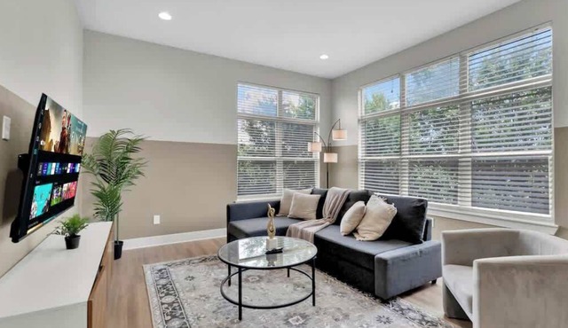 Luxury 2BD | Deep Ellum | Free Parking | Pool+Gym