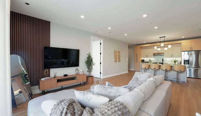 Luxury 2BD Med District Apt w/Balcony and Parking