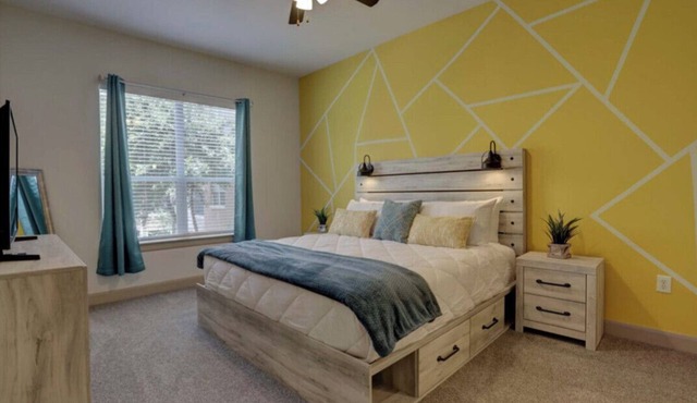 Luxury 2BD w/pool. 5 min walk to NRG Stadium. 10 min Dr to Downtown Houston!