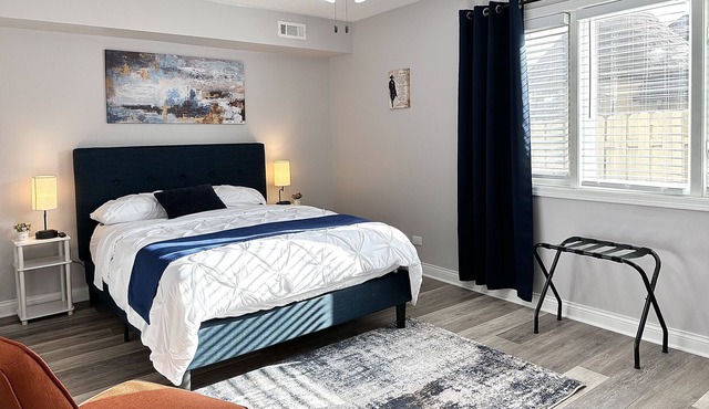 Luxury 2bdr&2bath/Fast WiFi/4KTVs/Free parking/Comfy beds/Getaway