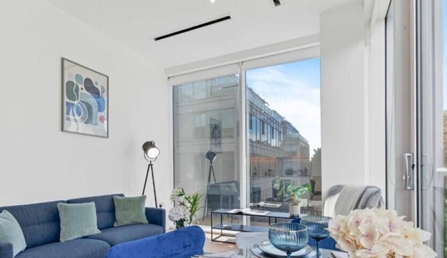 Luxury 2BDR: Parking, Gym, Cinema & Game Room