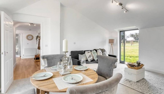 Luxury 2bed annex w/parking & outside space