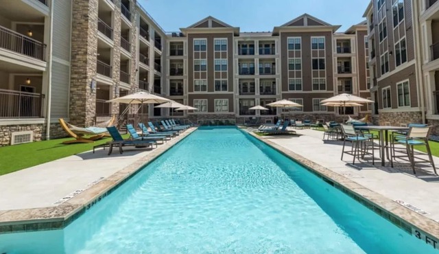 Luxury 2Bed2Bath Apt in the Heart of Houston Heights! Slps5. Pool🏊‍♀️👙🏋️‍♂️☕️🍗✍️🚲🛒🐕📺🦽🌃🎉📬🔐