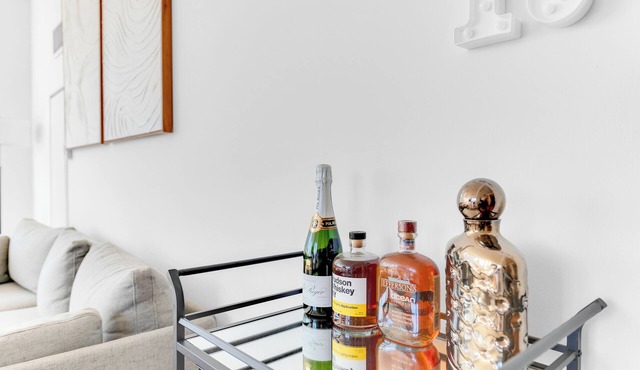 Luxury 2BR/2BA Apartment with Stunning NYC Skyline Views